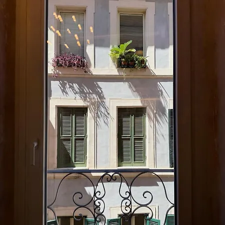 Blooms Your Retreat In Campo De Fiori