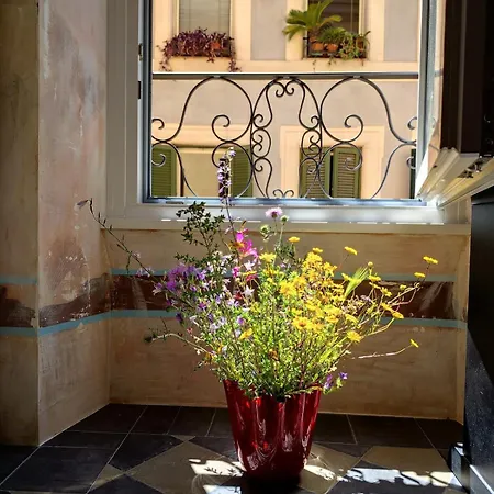 Blooms Your Retreat In Campo De Fiori