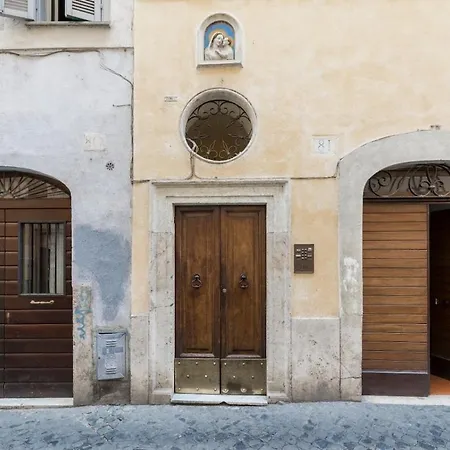 Blooms Your Retreat In Campo De Fiori *